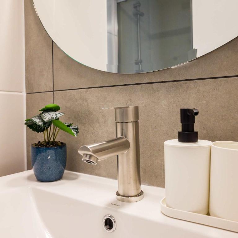 Stylish 2BR Getaway for 5 in Las Condes Oasis - Apartment - 23