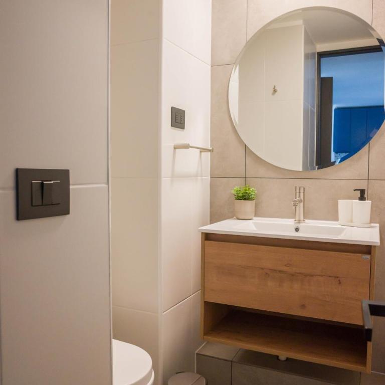 Stylish 2BR Getaway for 5 in Las Condes Oasis - Apartment - 26
