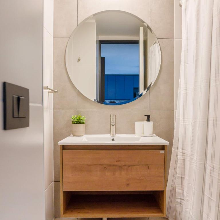 Stylish 2BR Getaway for 5 in Las Condes Oasis - Apartment - 28
