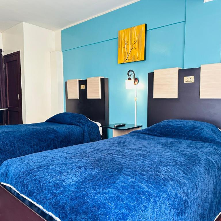 Skyline - Twin Room with Shared Bathroom - 3