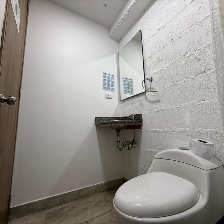 Carriqui Garden Hotel - Economy Double Room - 12