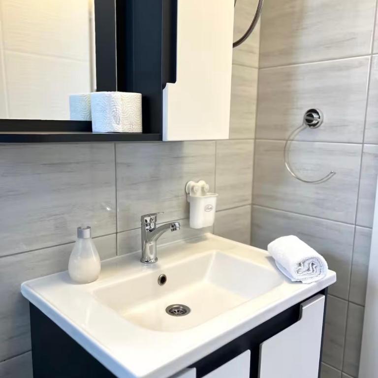 Central Apartments HOME - One-Bedroom Apartment - 4