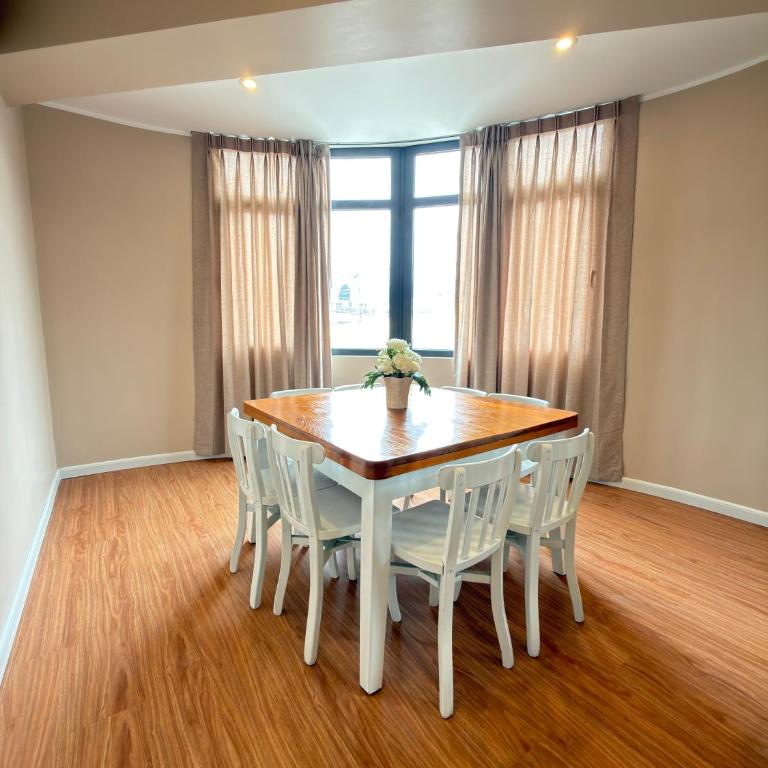 Moose Andino - Three-Bedroom Apartment Suite - 38