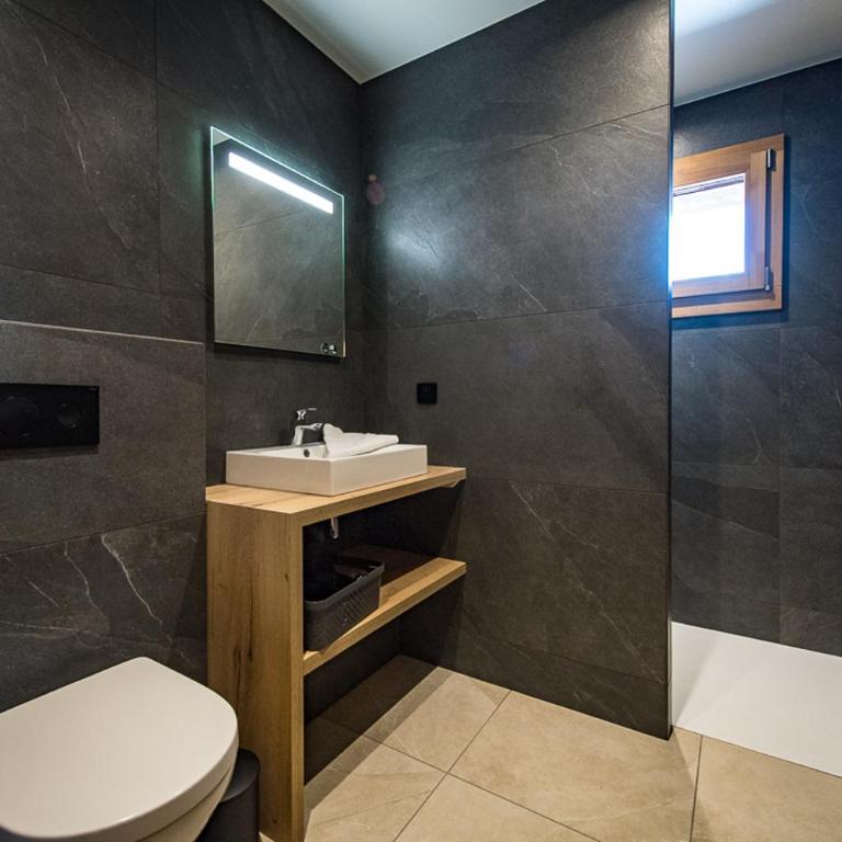 Appartement Haut de Gamme neuf avec terrasse de 60m2 plein sud avec Jacuzzi - 8 personnes - App 101 - Appartement 3 Chambres Premium avec Balcon - 26