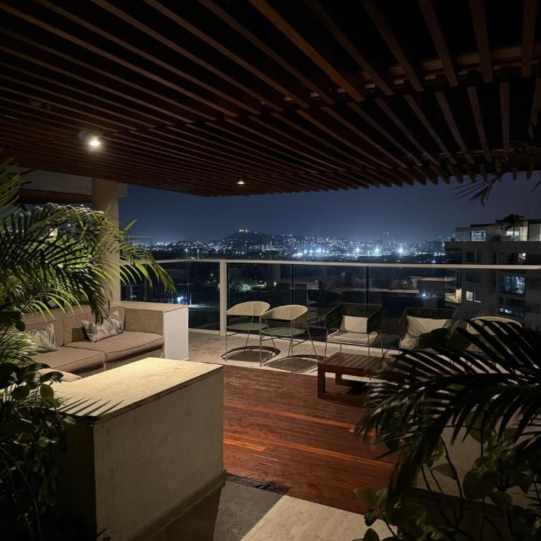Luxury Ocean View Aparment - Two-Bedroom Apartment with Balcony and Sea View - 34
