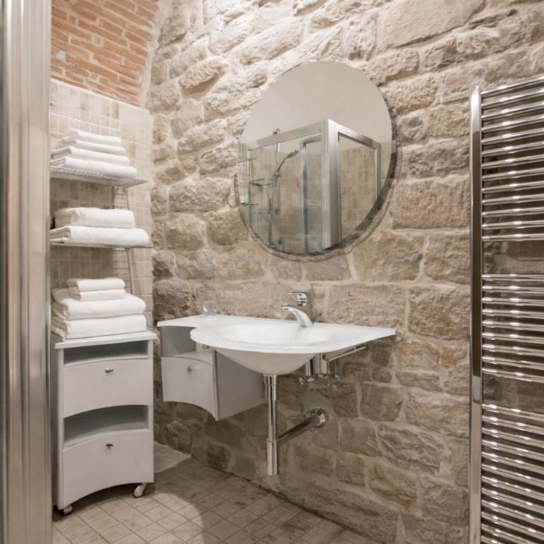 La Corte Del Re Suite & Rooms Arezzo - King Suite - 9