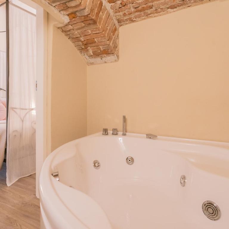 Romantic Escape city centre - Jacuzzi Parking - Appartamento - 4