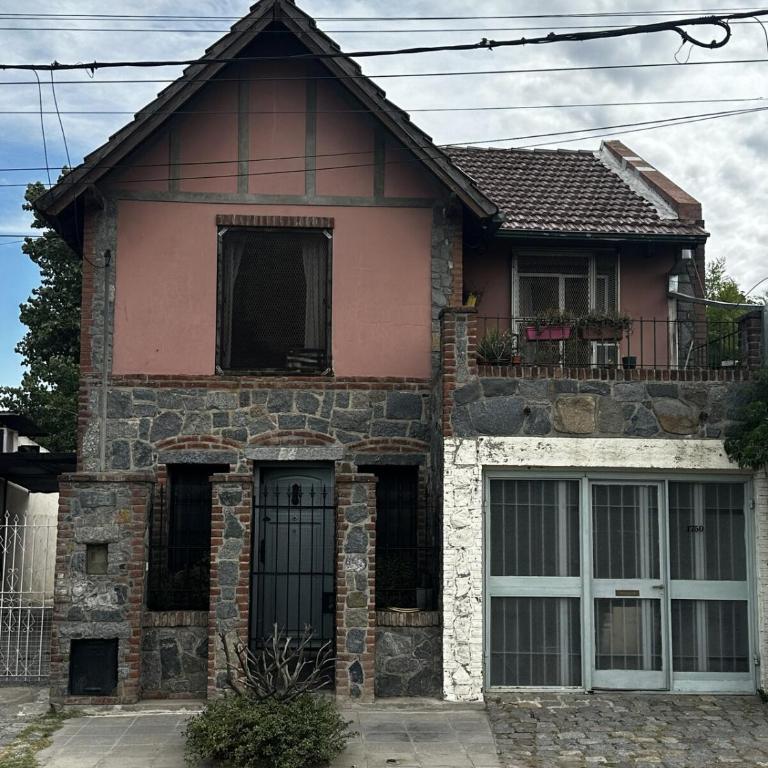 Encantador Chalet con Estilo y Garaje Privado - Two-Bedroom House - 32