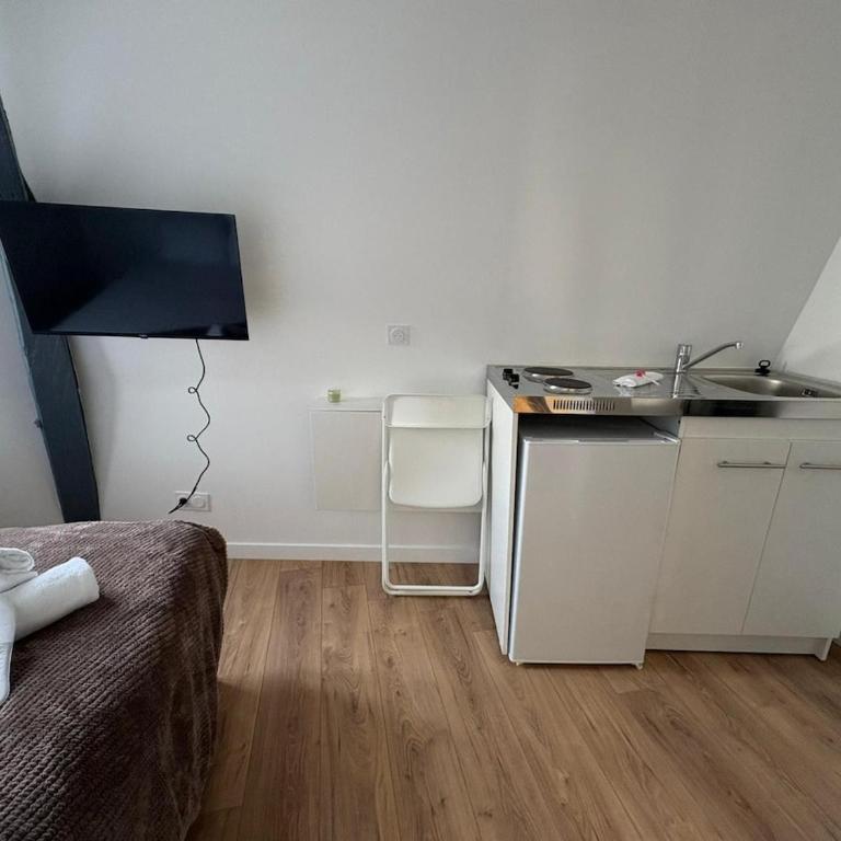 Maisons des Gemmes divisés en 9 studios - Appartement - 25