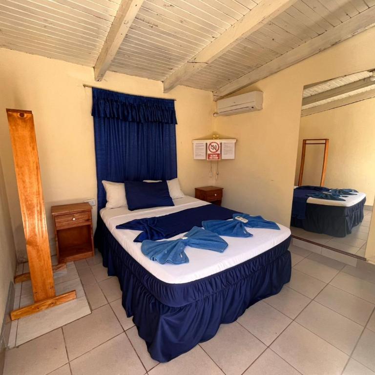 Damaris Hostel - Double Room with Private Bathroom - 5