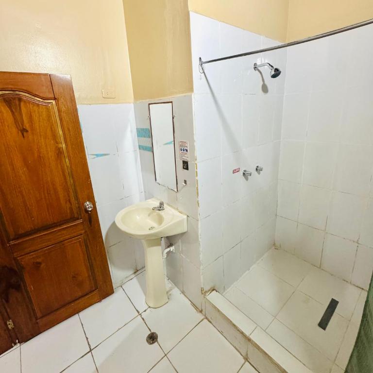 Travel Hotel Quito - Double Room with Private Bathroom - 5