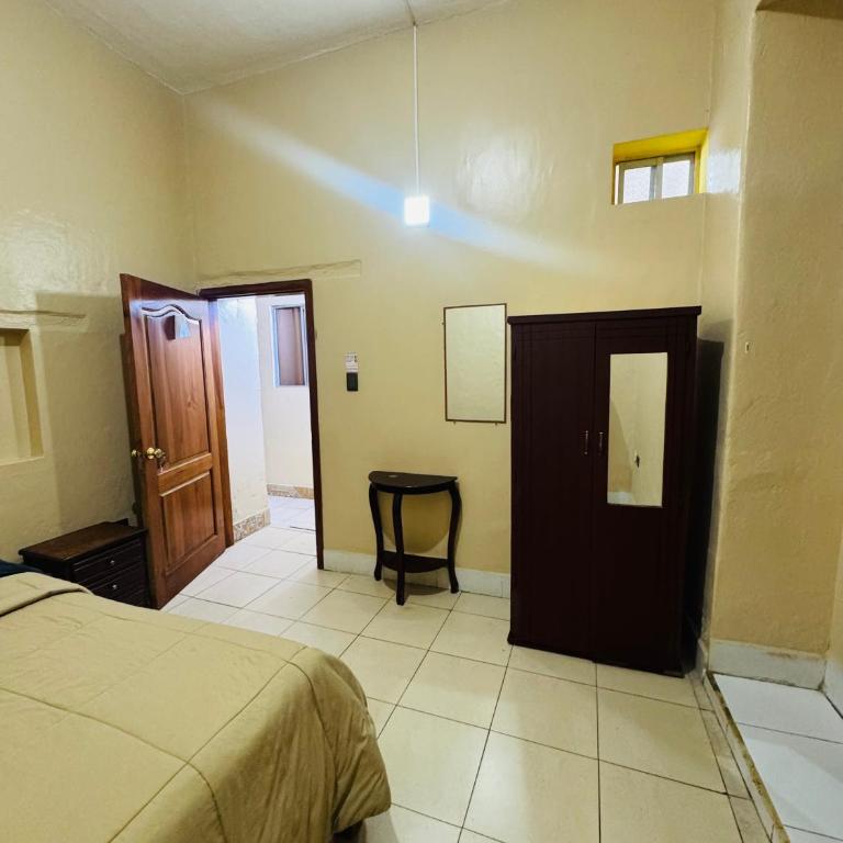 Travel Hotel Quito - Double Room with Private Bathroom - 1