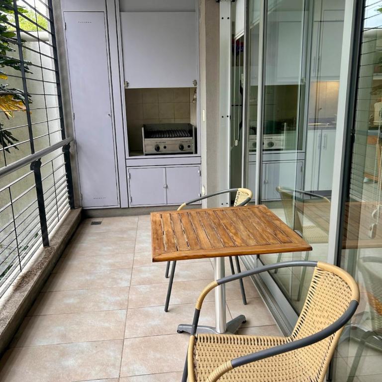 Departamento moderno con amplio balcón y parrilla a gas - Apartamento de 1 dormitorio - 12