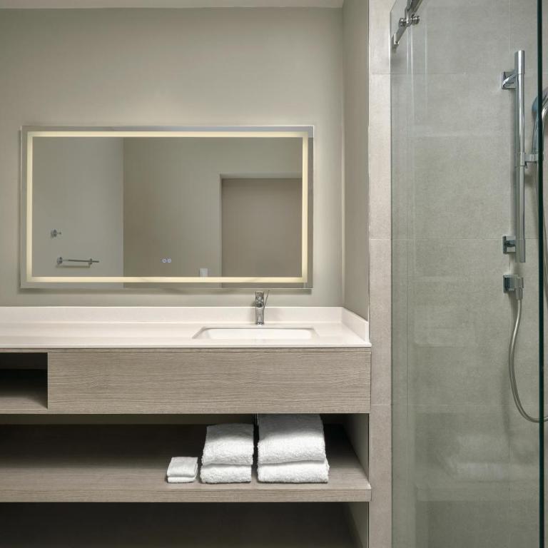 Courtyard by Marriott Quito Airport - Executive Queen Room with Two Queen Beds and Mountain View - 4