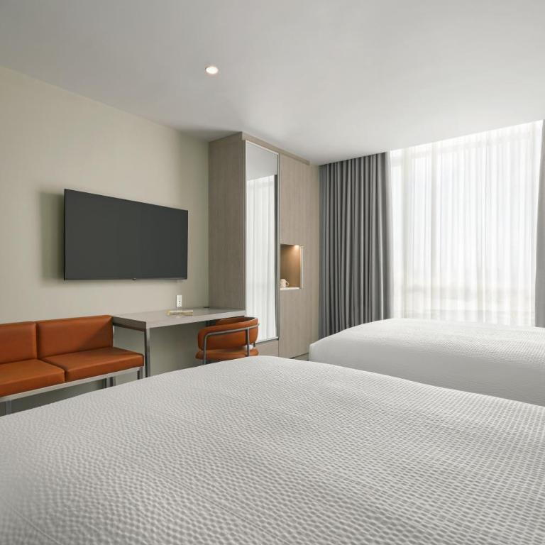 Courtyard by Marriott Quito Airport - Executive Queen Room with Two Queen Beds and Mountain View - 3