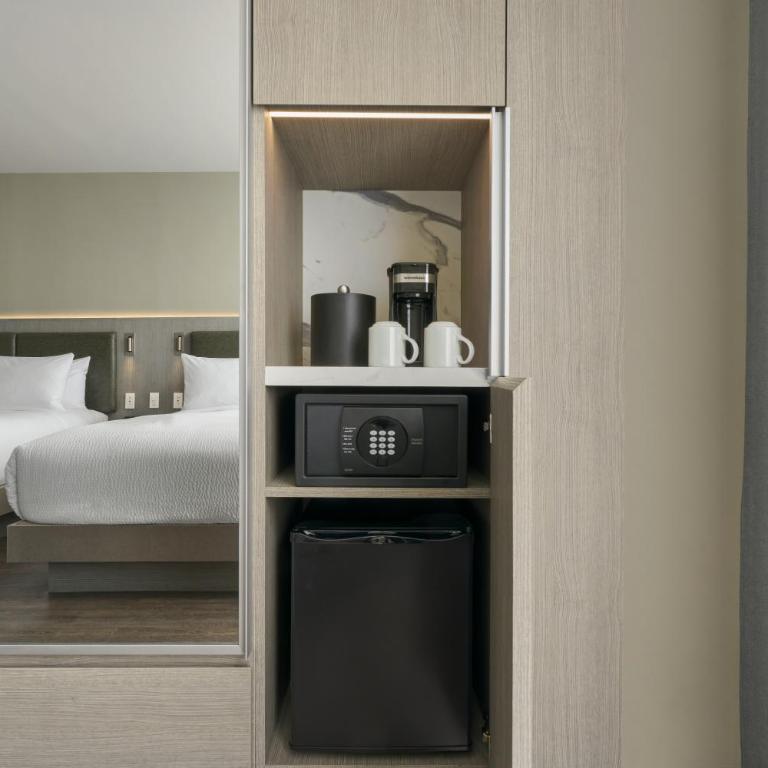 Courtyard by Marriott Quito Airport - Executive Queen Room with Two Queen Beds and Mountain View - 6