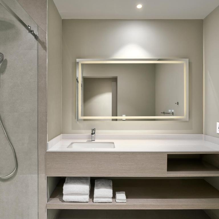 Courtyard by Marriott Quito Airport - Standard King Room - 4