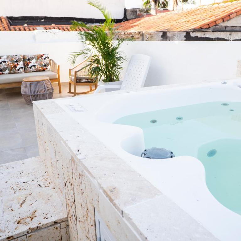 Casa Quero 915 4BR House Old City rooftop jacuzzi AC full Wifi - Four-Bedroom House - 1