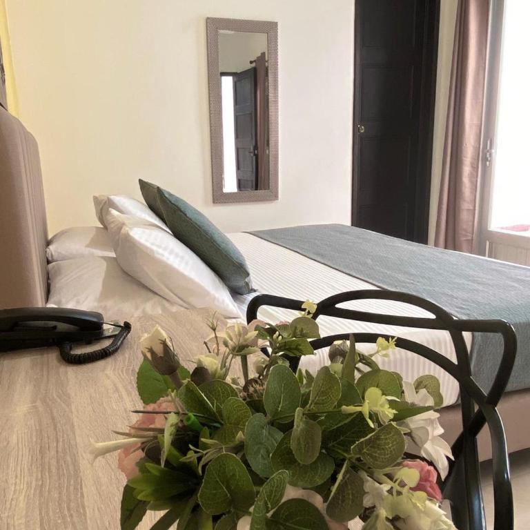 HOTEL CATALUÑA - SOLUCIONES HOTELERAs - Standard Double Room - 4