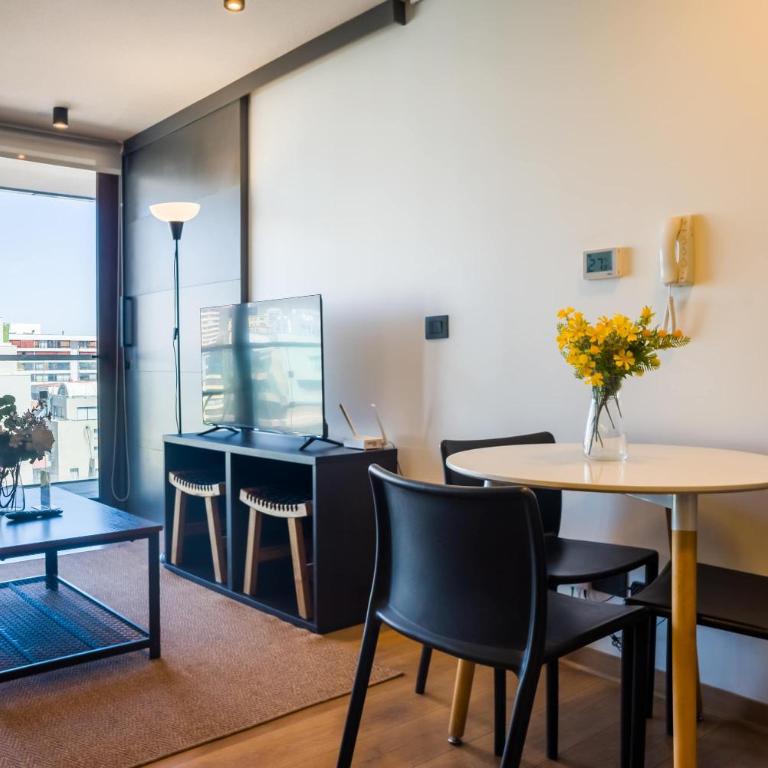 Stylish 2BR Retreat in Central Las Condes Oasis - Apartment - 10