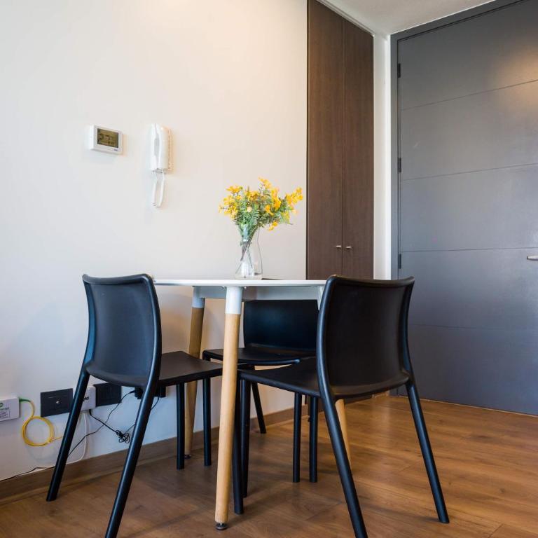 Stylish 2BR Retreat in Central Las Condes Oasis - Apartment - 30