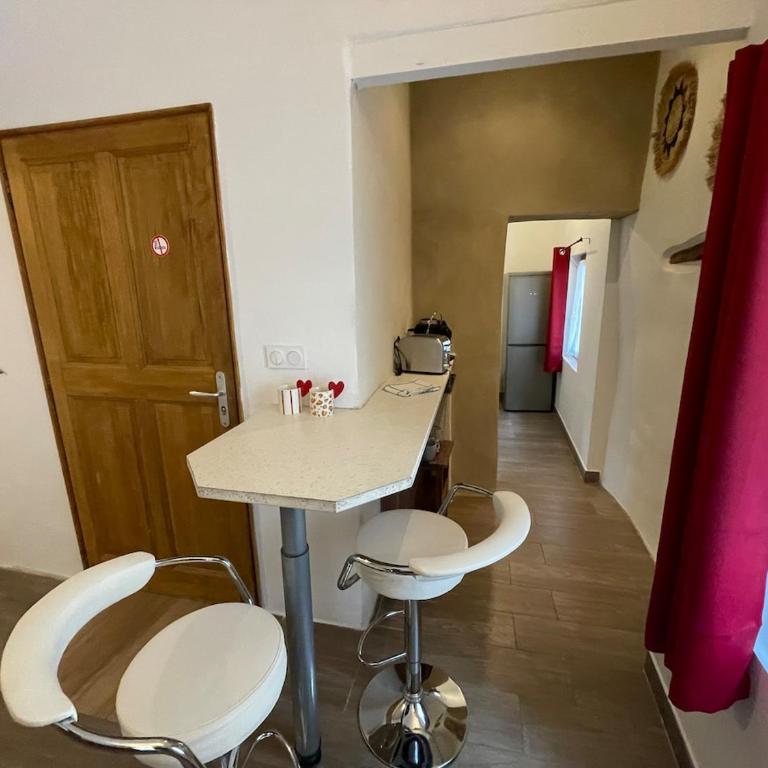 Location studio centre ville Isle sur la sorgue - Apartamento de 1 dormitorio - 7