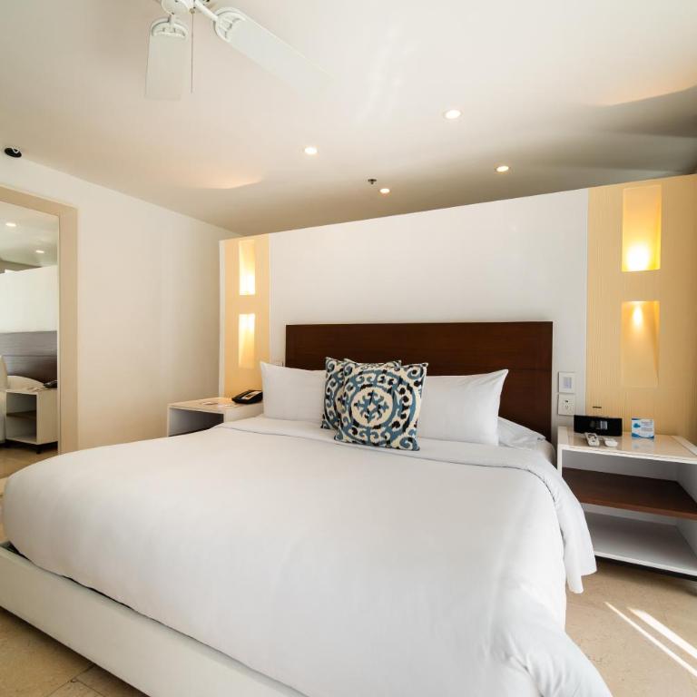Nacar Hotel Cartagena, Curio Collection by Hilton - Suite Junior Doble con vistas al jardín - cama grande - 1