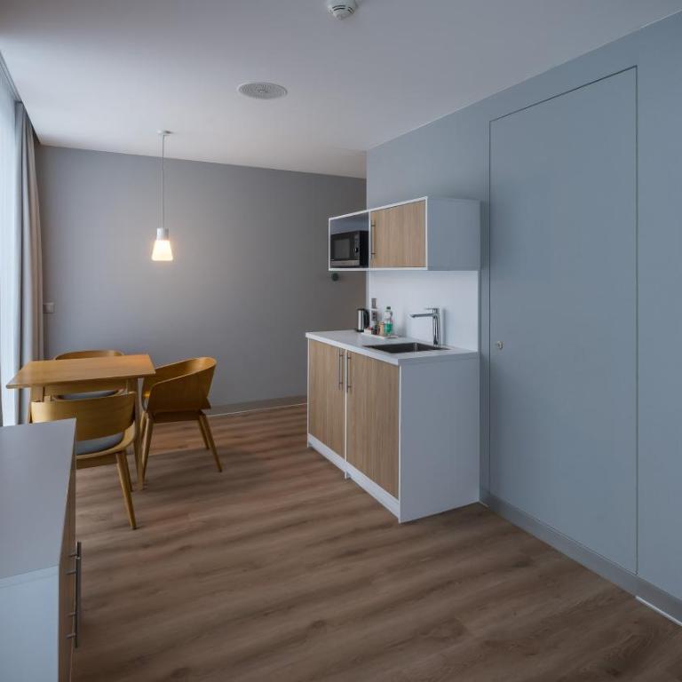 Holiday Inn Express - Luzern - Kriens by IHG - Suite mit Doppelbett, Schlafsofa und Bergblick - 5
