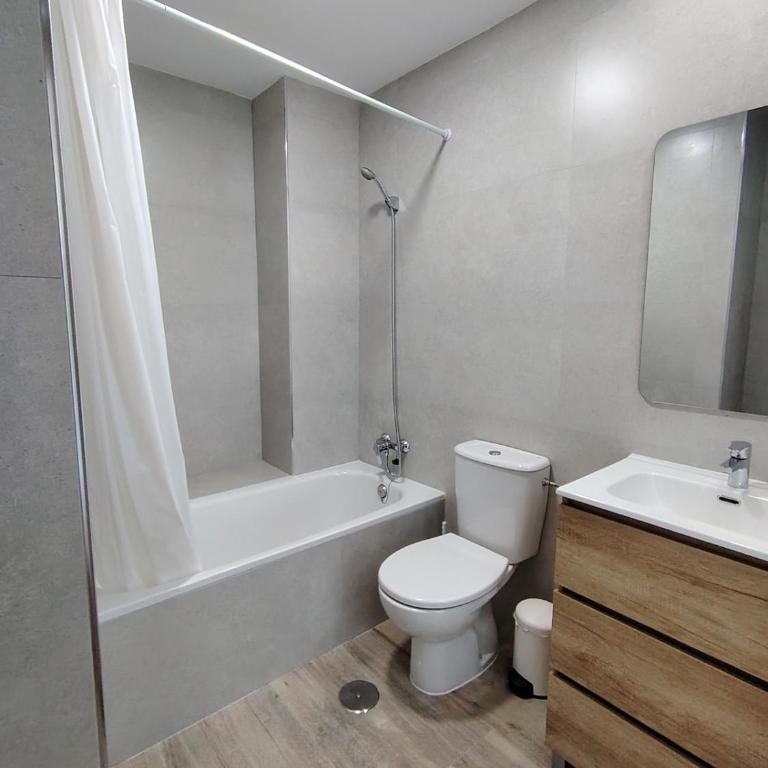 Amplio y Luminoso Adosado en Residencial La Loma de Sancti Petri, Terraza y Aire Acondicionado - Casa Vacacional de 3 dormitorios - 23