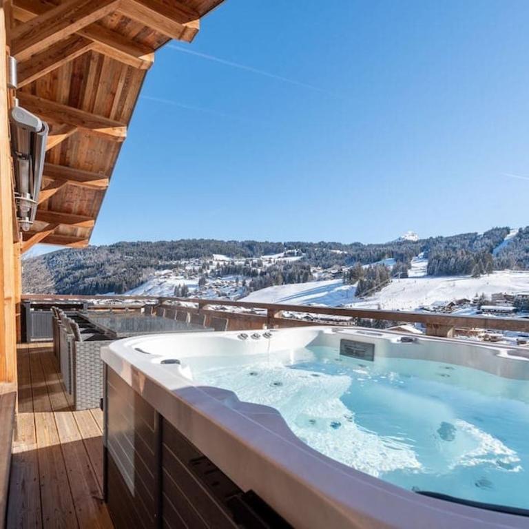 Chalet de Luxe aux Gets avec Jacuzzi, Wifi & Parking - FR-1-671-321 - Chalet - 1