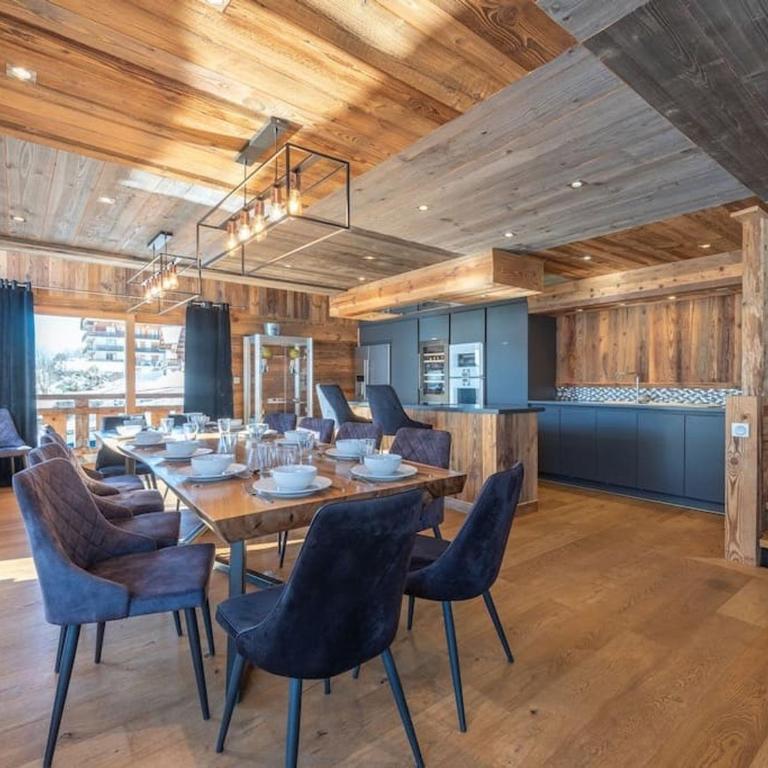 Chalet de Luxe aux Gets avec Jacuzzi, Wifi & Parking - FR-1-671-321 - Chalet - 10