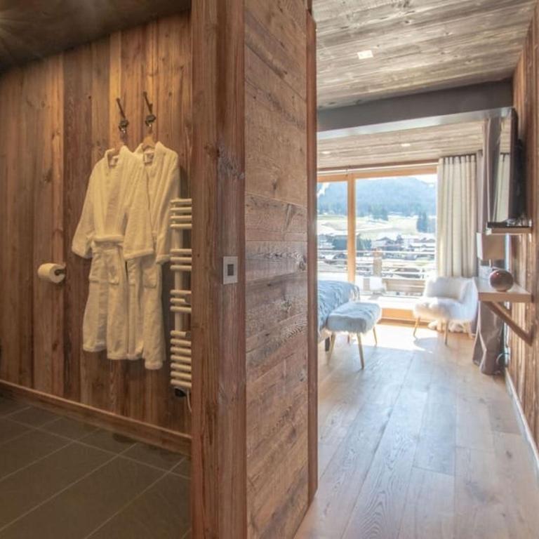 Chalet de Luxe aux Gets avec Jacuzzi, Wifi & Parking - FR-1-671-321 - Chalet - 33