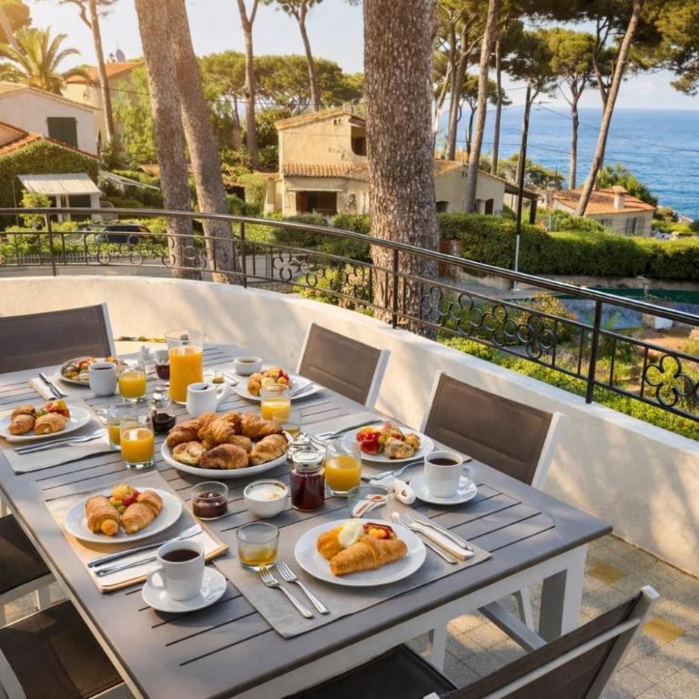 Palmiers et pins face à la mer dans une Villa classée du Cap d Antibes - Three-Bedroom Apartment - 3
