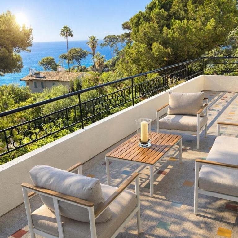 Palmiers et pins face à la mer dans une Villa classée du Cap d Antibes - Three-Bedroom Apartment - 2
