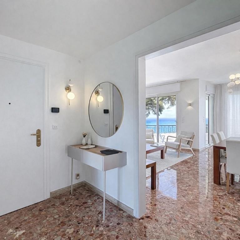 Palmiers et pins face à la mer dans une Villa classée du Cap d Antibes - Three-Bedroom Apartment - 11