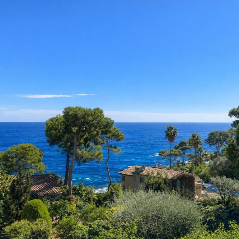 Palmiers et pins face à la mer dans une Villa classée du Cap d Antibes - Three-Bedroom Apartment - 8