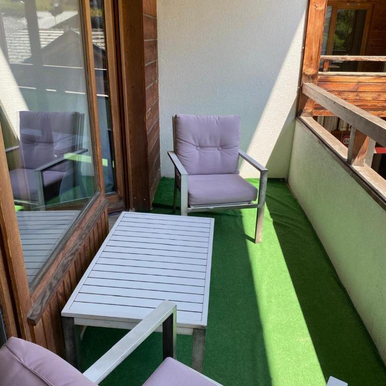 L'Enchalpe, Grand et lumineux studio avec coin montagne 5 personnes, 60m des pistes, PISCINE COUVERTE, WIFI, grand balcon expo EST, DRAPS NON COMPRIS - Studio - Vue sur Montagne - 19
