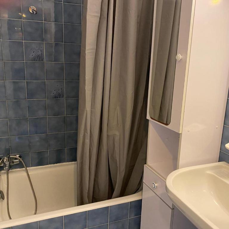L'Enchalpe, Grand et lumineux studio avec coin montagne 5 personnes, 60m des pistes, PISCINE COUVERTE, WIFI, grand balcon expo EST, DRAPS NON COMPRIS - Studio - Vue sur Montagne - 15