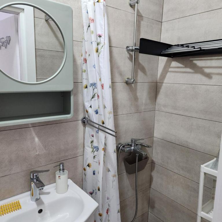 Broj 4 - Room #1584580801 - 9