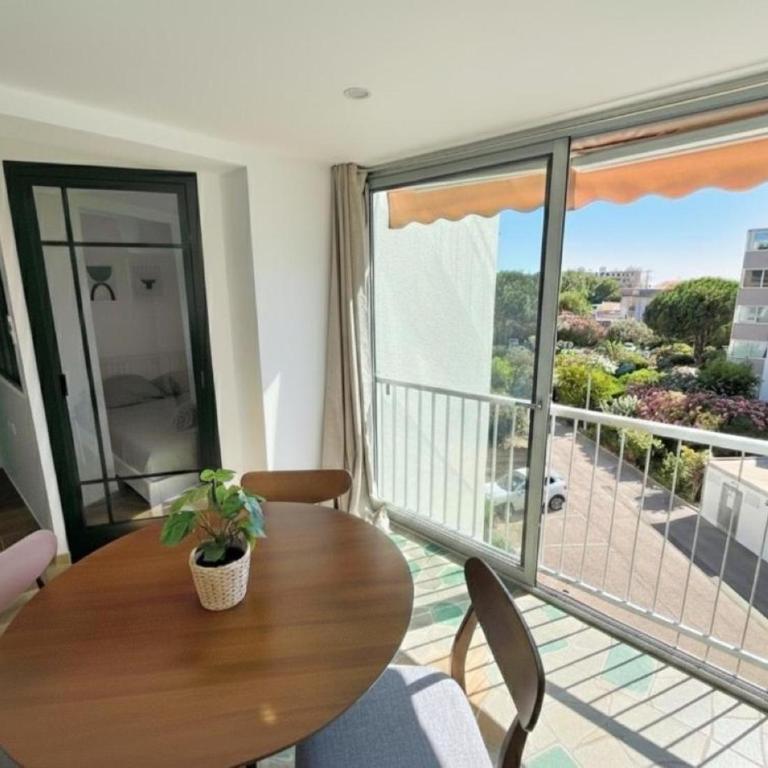 Centre Ville & Plage à 200m - Clim - Parking Privé - Netflix - Apartment - 1