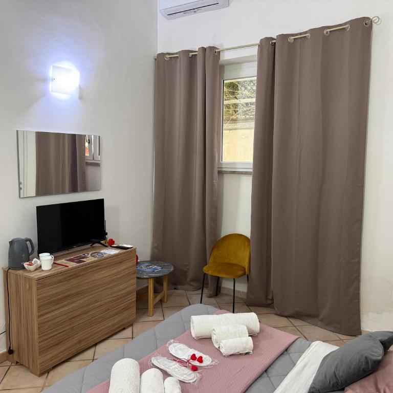 WHITEHOUSE - Triple Room - 30