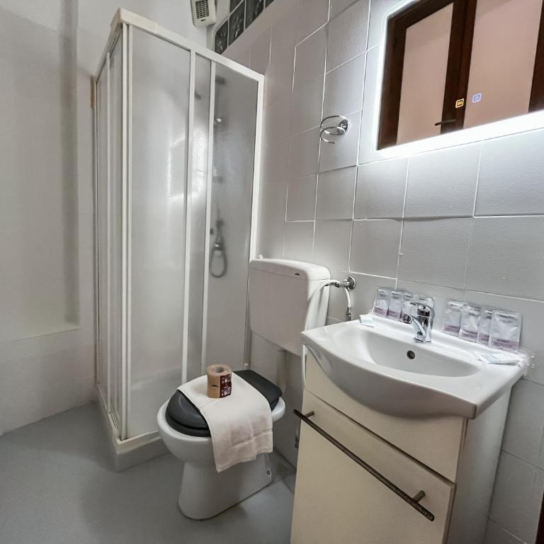 Central Vernazza Budget Rooms - Doppelzimmer mit eigenem Bad - 8