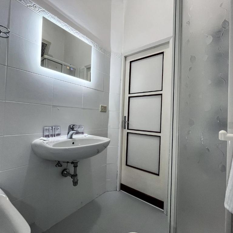 Central Vernazza Budget Rooms - Doppelzimmer mit eigenem Bad - 10