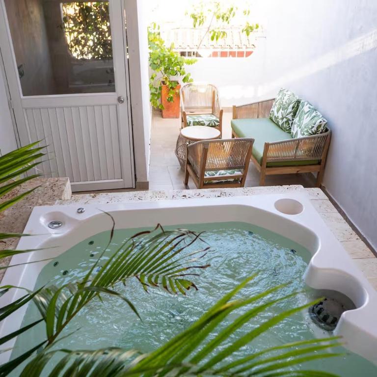 Casa Badillo 2 OLD CITY CRAZY LOCATION 4br jacuzzi wifi Ac hottub - Apartment - 2