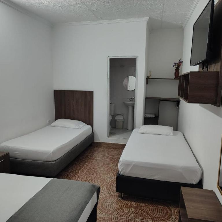 Hotel Cascada - Habitación Cuádruple con baño privado - 1