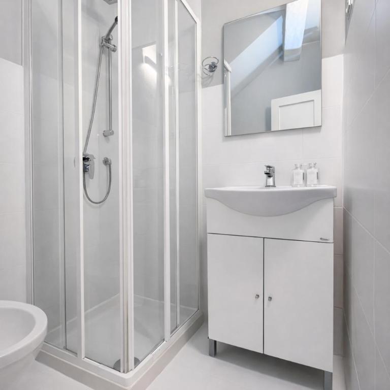 Central Vernazza Budget Rooms - Vierbettzimmer mit eigenem Bad - 6