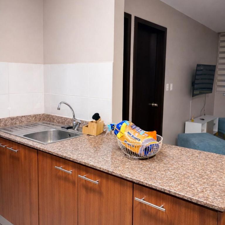 Despierta con vista, trabaja con comodidad al norte de Quito - Room #1584722501 - 11