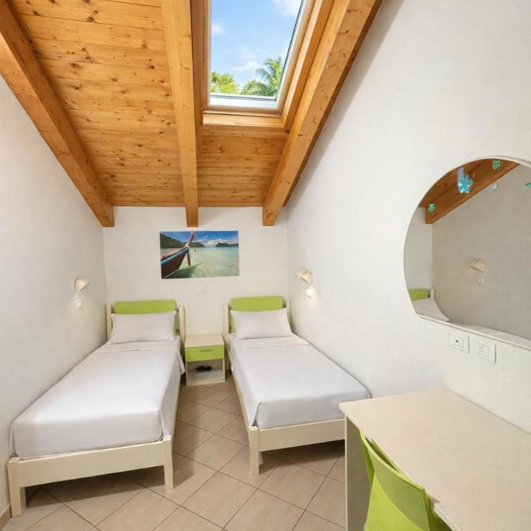Hotel Sasselli Dipendenza Hotel Zamagna - Camera Doppia con Letti Singoli - 2