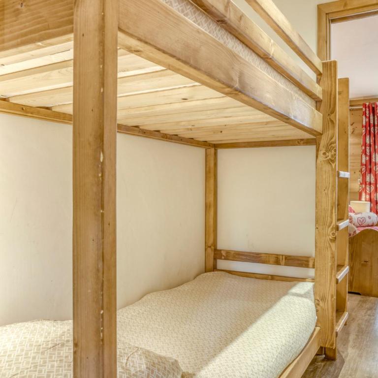 Appartement rénové ski-in/ski-out avec balcon, Wi-Fi et parking - FR-1-688-61 - Appartement - 5