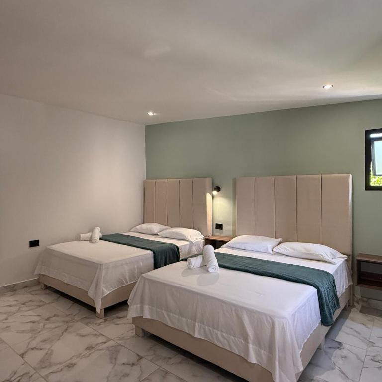 Arcadia Hotel - Economy Quadruple Room - 1